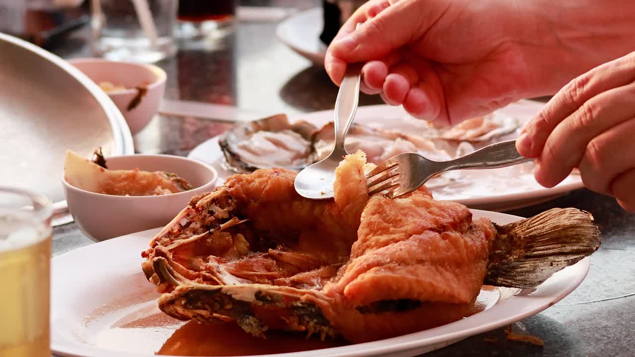 긴 물고기와 향신료로 식사 경험