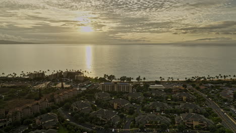 Kihei-Maui-Hawaii-Aerial-V2-Paisaje-Costero-Hawaiano,-áreas-Residenciales-Sobrevuelos-De-Drones-Que-Capturan-El-Parque-De-La-Playa-Kamaole-Y-El-Paisaje-Marino-Con-Vistas-Doradas-Del-Atardecer---Filmado-Con-Cine-Mavic-3---Diciembre-De-2022