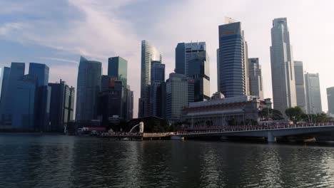 el horizonte de singapur con la fuente merlion