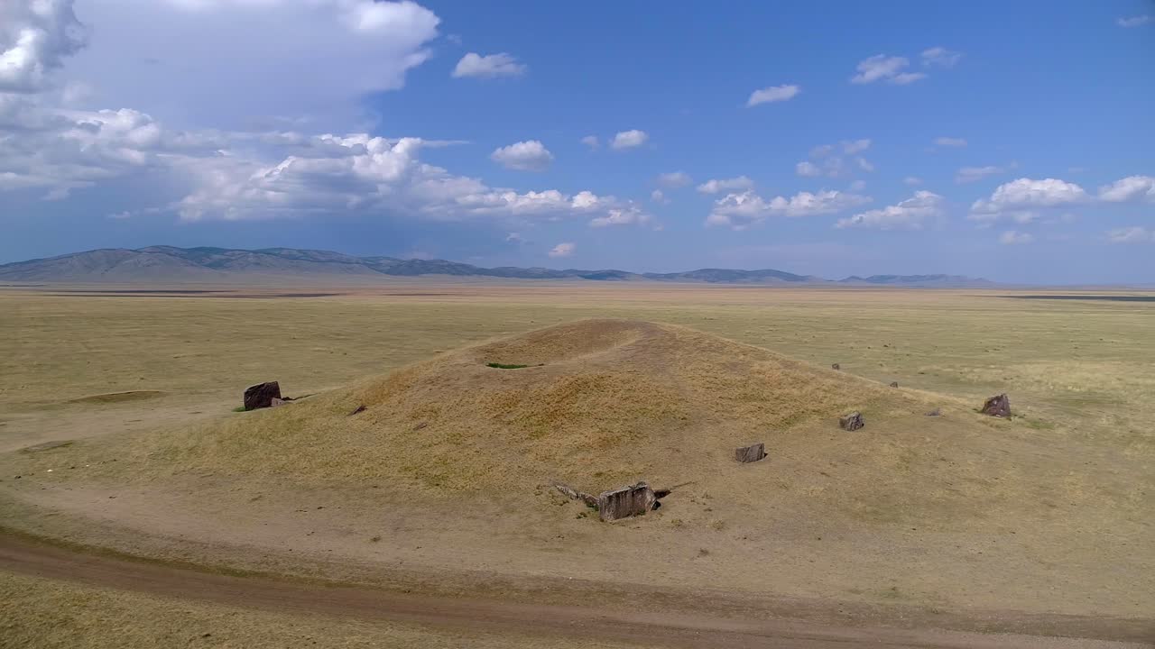 vista aérea de un antiguo túmulo funerario en un campo de hierba