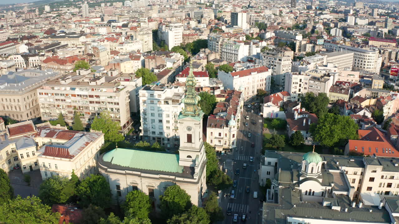drone en el sentido de las agujas del reloj sobrevuela la capilla principal en el centro de la ciudad de belgrado, capital de serbia