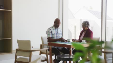 Vídeo-De-Una-Feliz-Pareja-Afroamericana-De-Edad-Avanzada-Haciendo-Rompecabezas