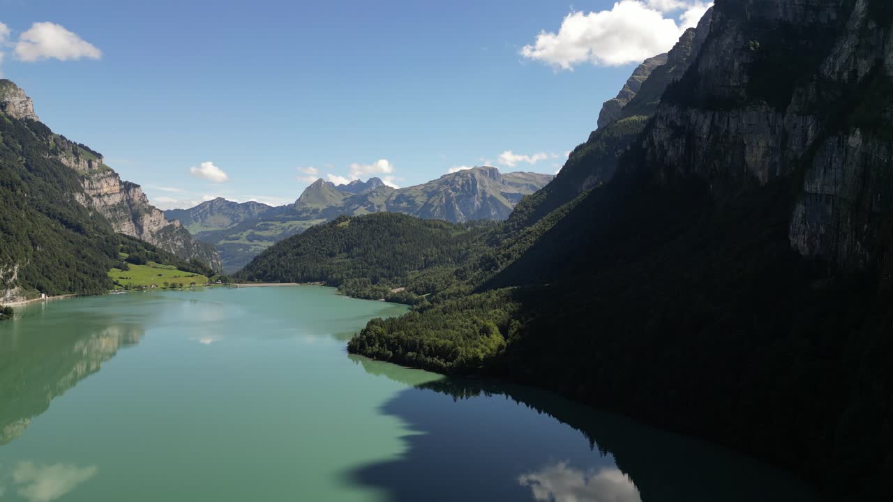 paesaggio di un maestoso lago di montagna circondato da un'incredibile foresta vista da un occhio d'uccello bellezza naturale incontaminata montagne rocciose che forniscono uno sfondo eccezionale nuvole riflessi
