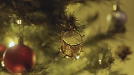 árbol-De-Navidad-Y-Adornos-Con-Luces