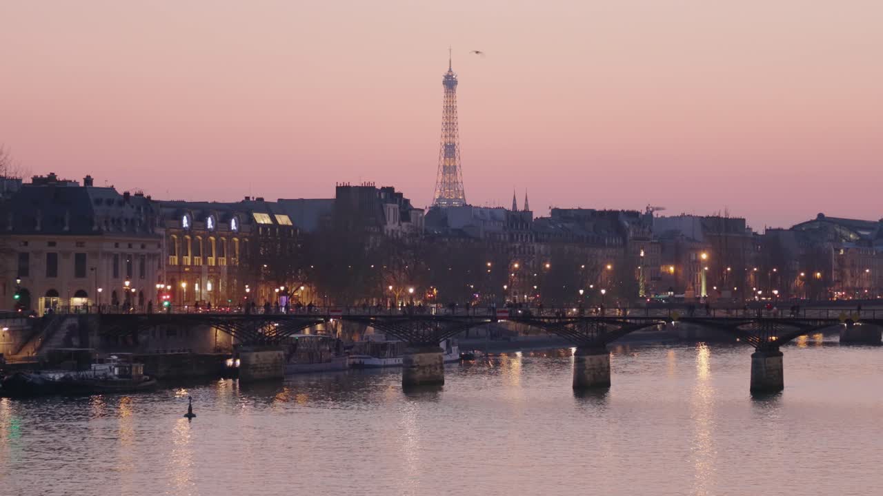 Ripresa panoramica media del centro di Parigi e del fiume al tramonto con la Torre Eiffel sullo sfondo.