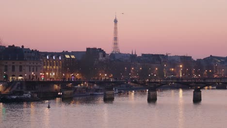tomas medias del centro de la ciudad de parís y el río al atardecer con la torre eiffel en el fondo