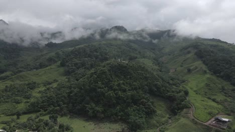 Aufsteigende-Antenne-Eines-Winzigen-Religiösen-Schreins-Im-üppig-Bewölkten-Tal-In-Peru