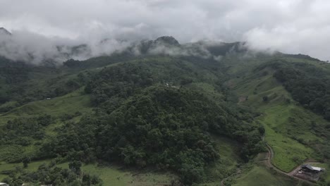 antena ascendente de un pequeño santuario religioso en un exuberante valle nublado en perú