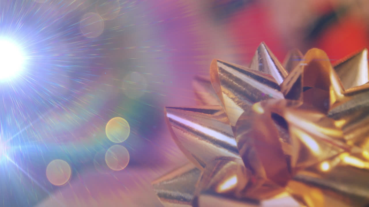 animación de luces brillantes que se mueven sobre luces de hadas parpadeantes y decoraciones de navidad de oro