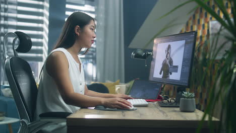 mujer trabajando desde casa en la computadora