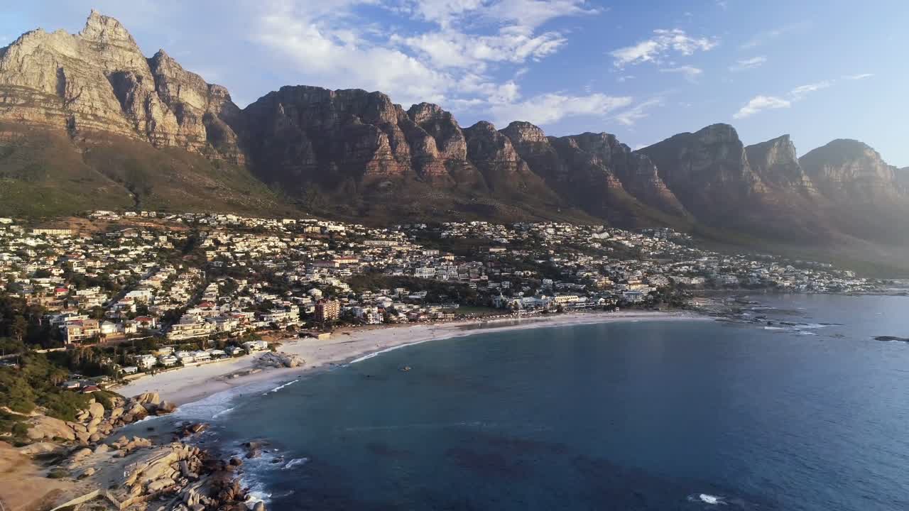 해변 을 따라 있는 집 들 과 산맥 들 4k