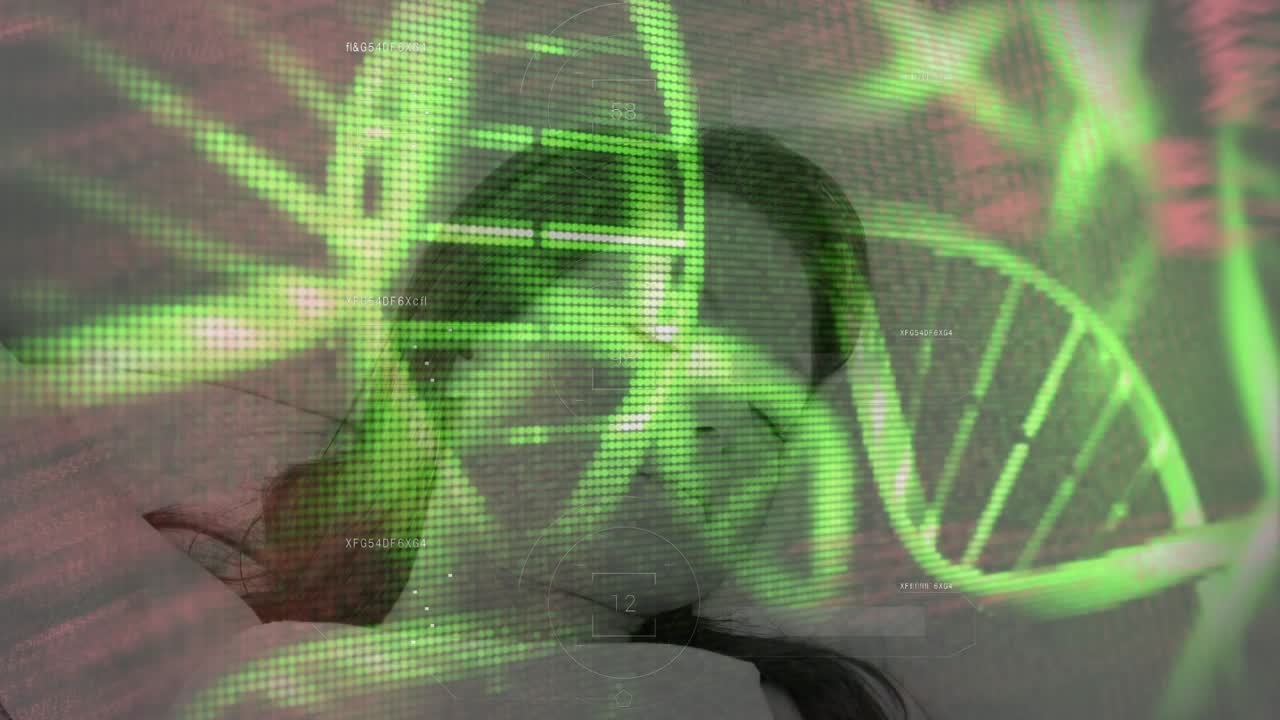 Animatie van een DNA-streng en gegevensverwerking over een Kaukasische vrouw die slaapt.