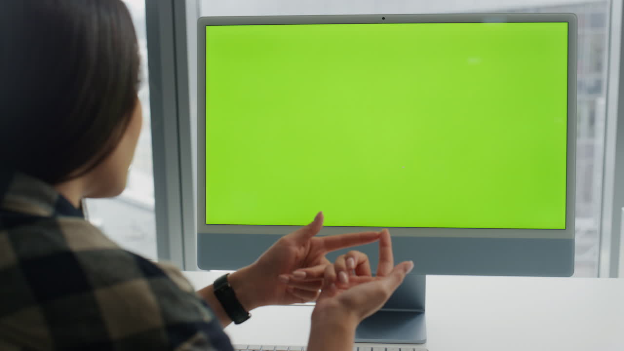 mujer hablando dispositivo chromakey en el interior. startup presentando proyecto creativo