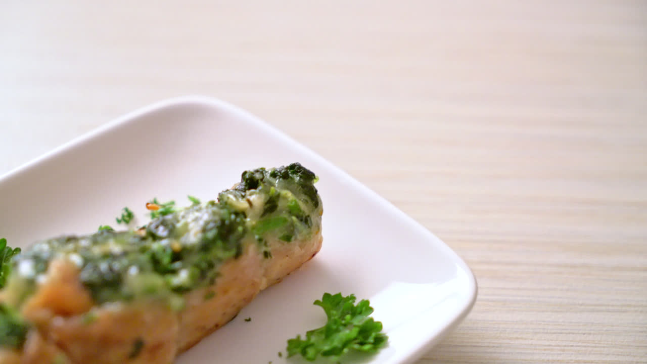 접시에 시금치와 치즈로 채워진 닭 가슴살