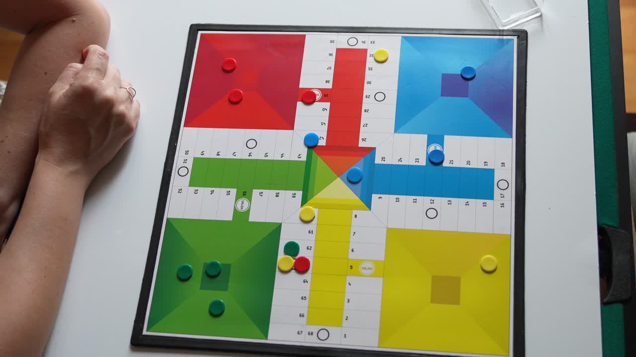 Immagini di una partita a Ludo