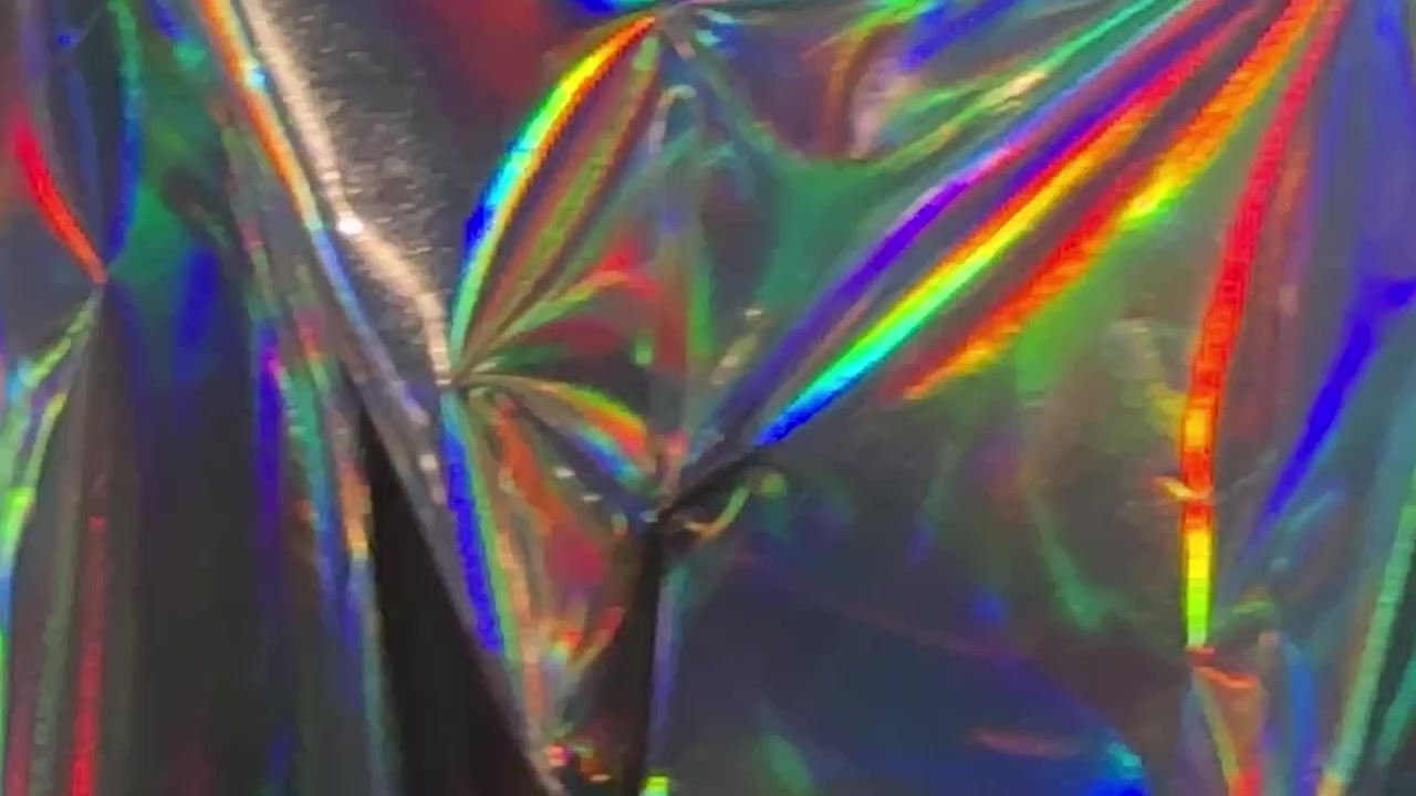 Superficie olografica astratta che riflette una vibrante luce arcobaleno