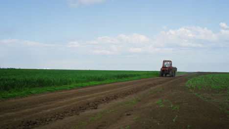 tractor de campo arando el cultivo en la agricultura paisaje de la naturaleza. concepto de granja.