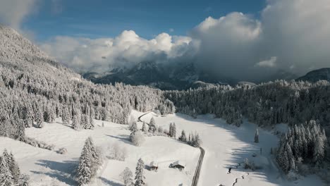 Pintoresco-Paisaje-Nevado-De-Montaña-Con-Nieve,-Luz-Solar-Y-Cielo-Azul
