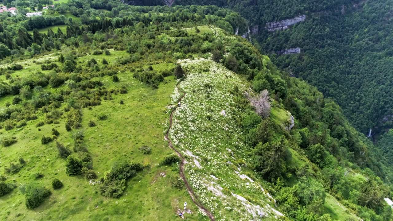 toma aérea de la competencia de bicicletas de francia con enduro en las verdes montañas jura durante el verano