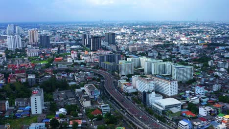 paisaje urbano de la capital de tailandia: la ciudad de bangkok desde el aire