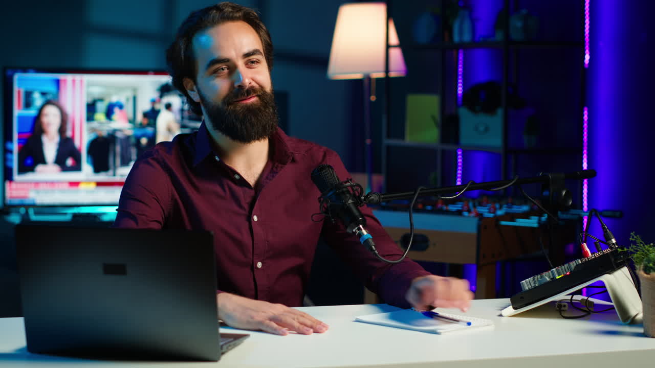 estrella de los medios sonriente llegando al estudio, comenzando la transmisión, saludando a los espectadores