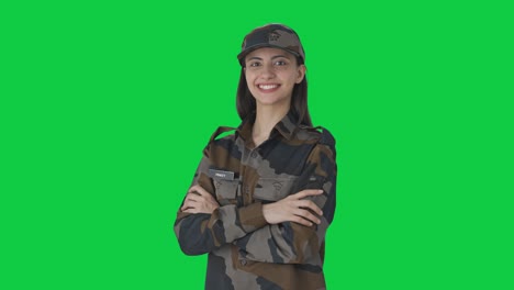 retrato de una feliz mujer india oficial del ejército de pie con las manos cruzadas pantalla verde