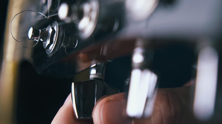 pessoa afina cordas de metal na guitarra acústica no ensaio