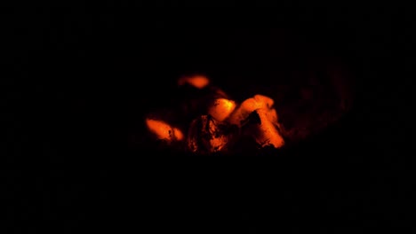 carbón ardiendo en una zona oscura estilo espeluznante y emocionante