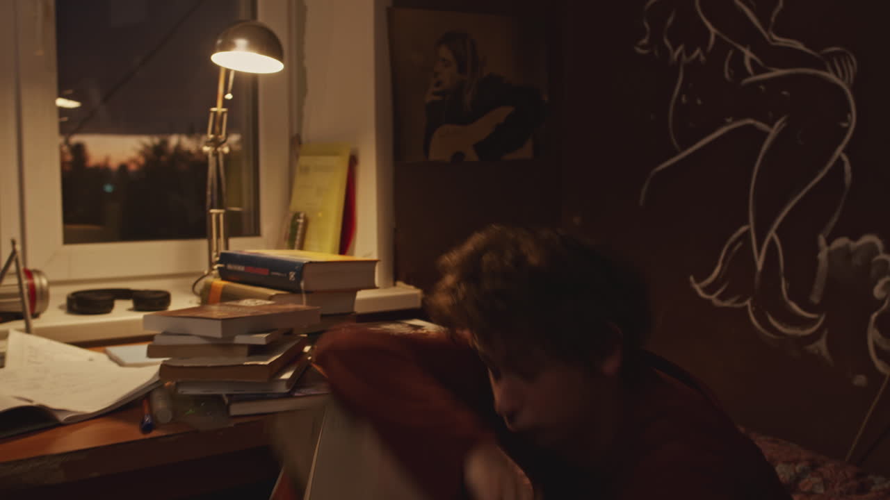 밤 늦게 집에서 공부하는 학생