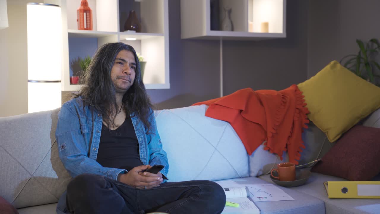 el hombre perezoso en la casa desordenada es feliz.