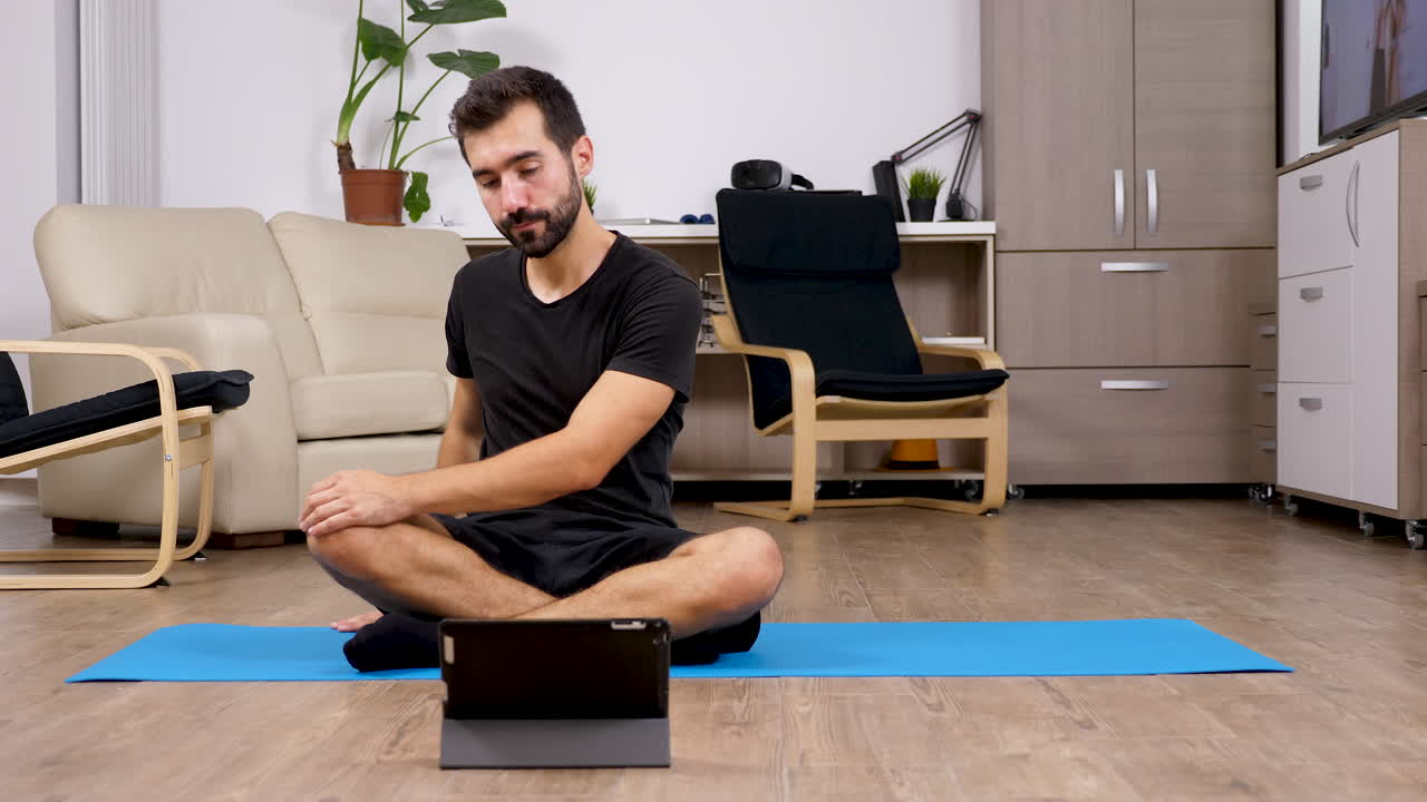 hombre haciendo yoga en casa