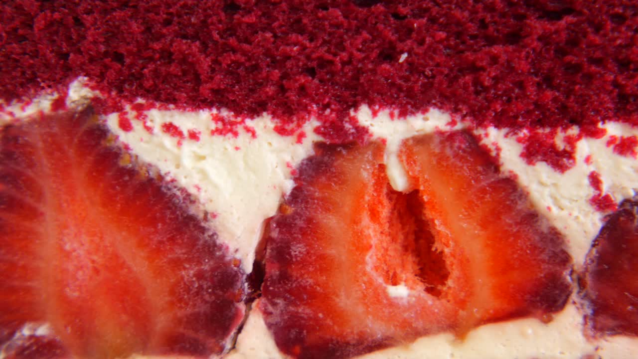 딸기 와 크림 이 들어 있는 은 벨 케이크 의 클로즈업