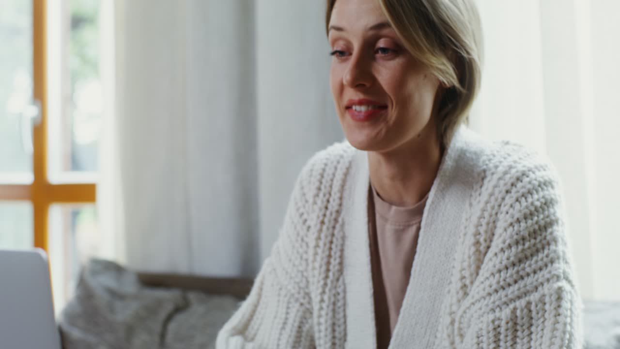 mujer en una llamada de video