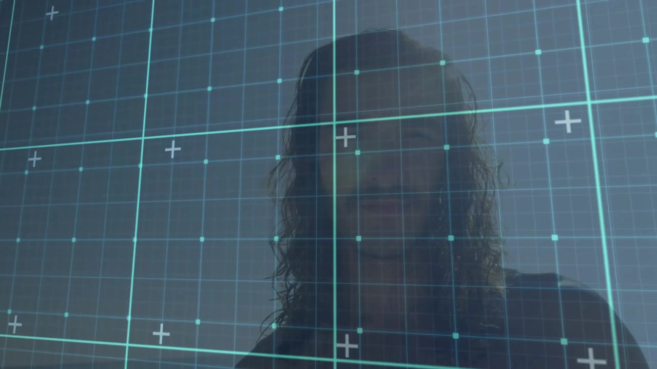 Soggetto maschile che sperimenta la mappatura della tecnologia biometrica, con una griglia ciano che scorre e allinea le caratteristiche.