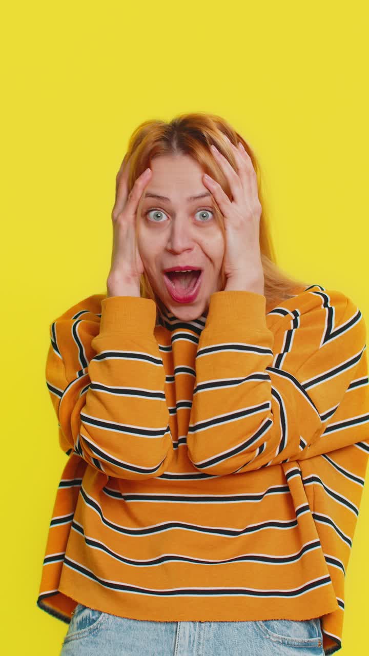 mujer asombrada sorpresa mirando a la cámara con ojos grandes conmocionada por la victoria repentina wow emoción