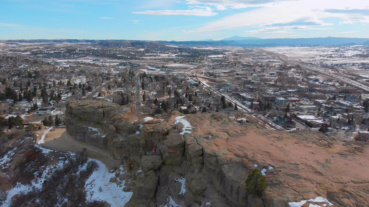 겨울 동안 미국 국기가 위에 있는 바위산 정상의 드론 보기