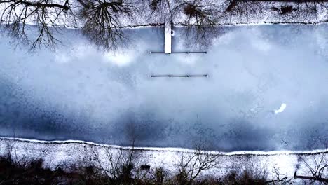 Zugefrorener-See-Im-Wald-Von-Oben-Nach-Unten-Filmischer-Drohnenschuss