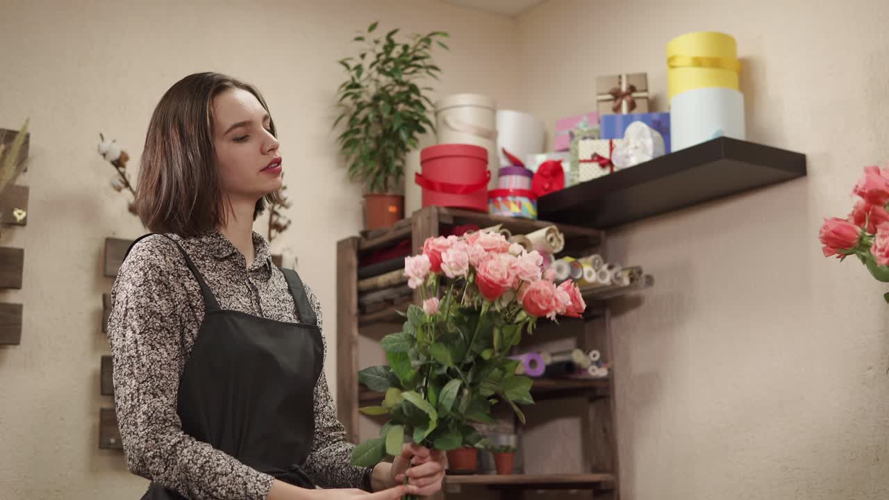 florista arreglando rosas rosas