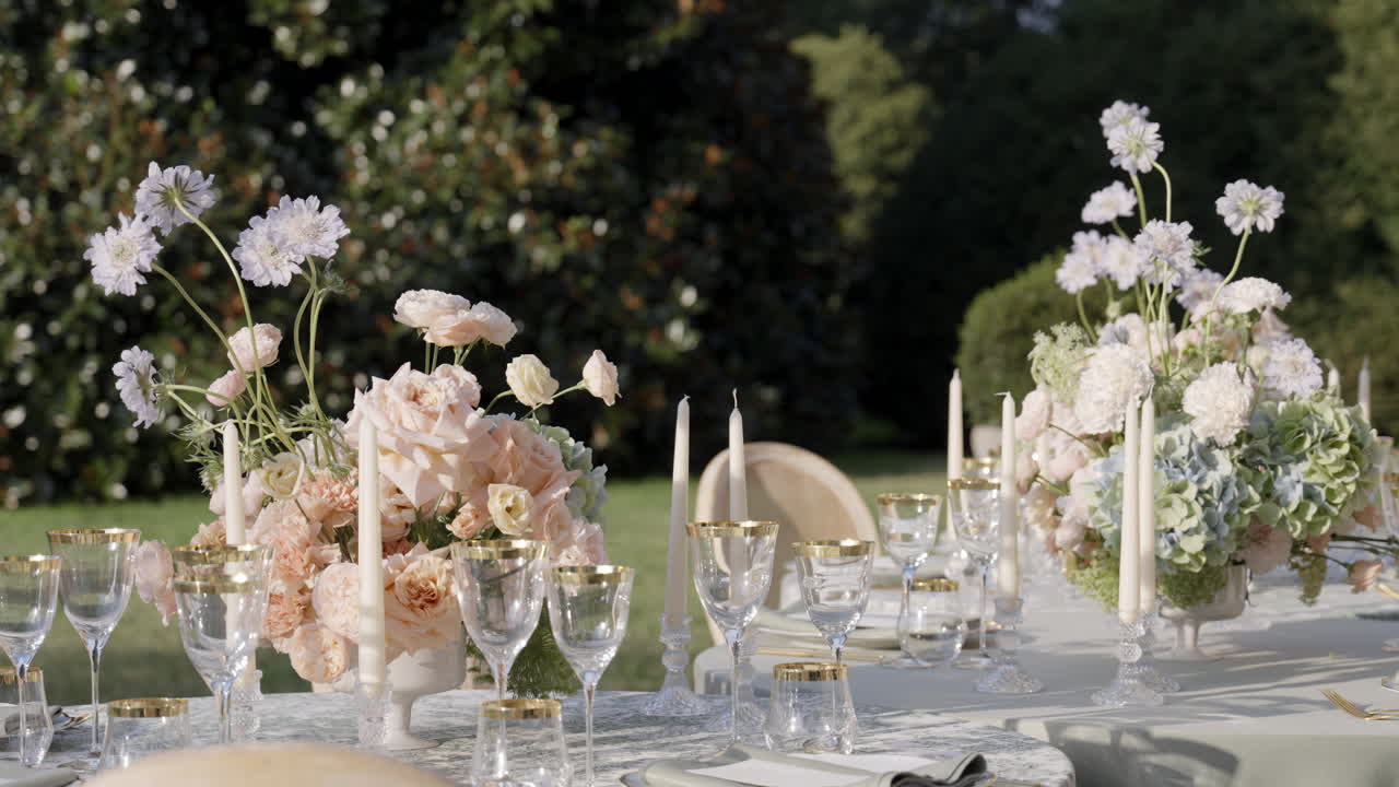 Elegante allestimento da tavola all'aperto con composizioni floreali per un evento speciale