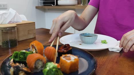 persona comiendo sushi