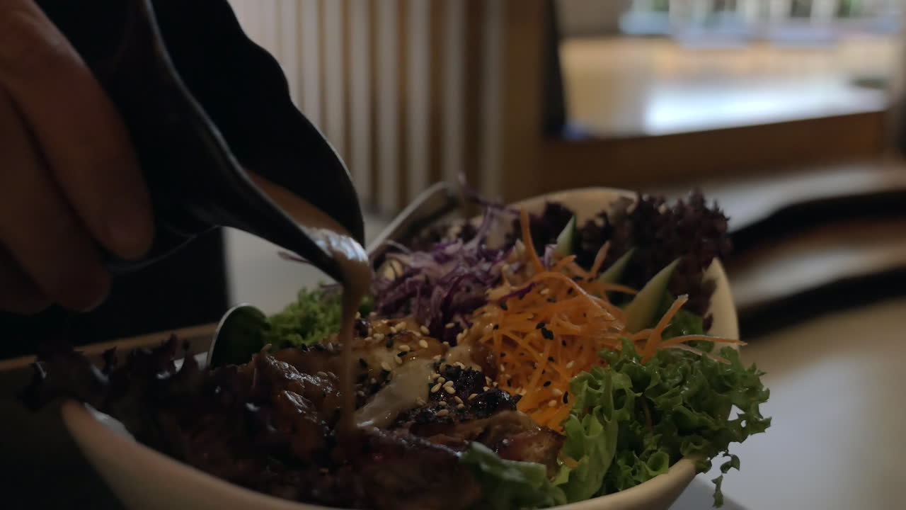 접시 위에 소스를 부어