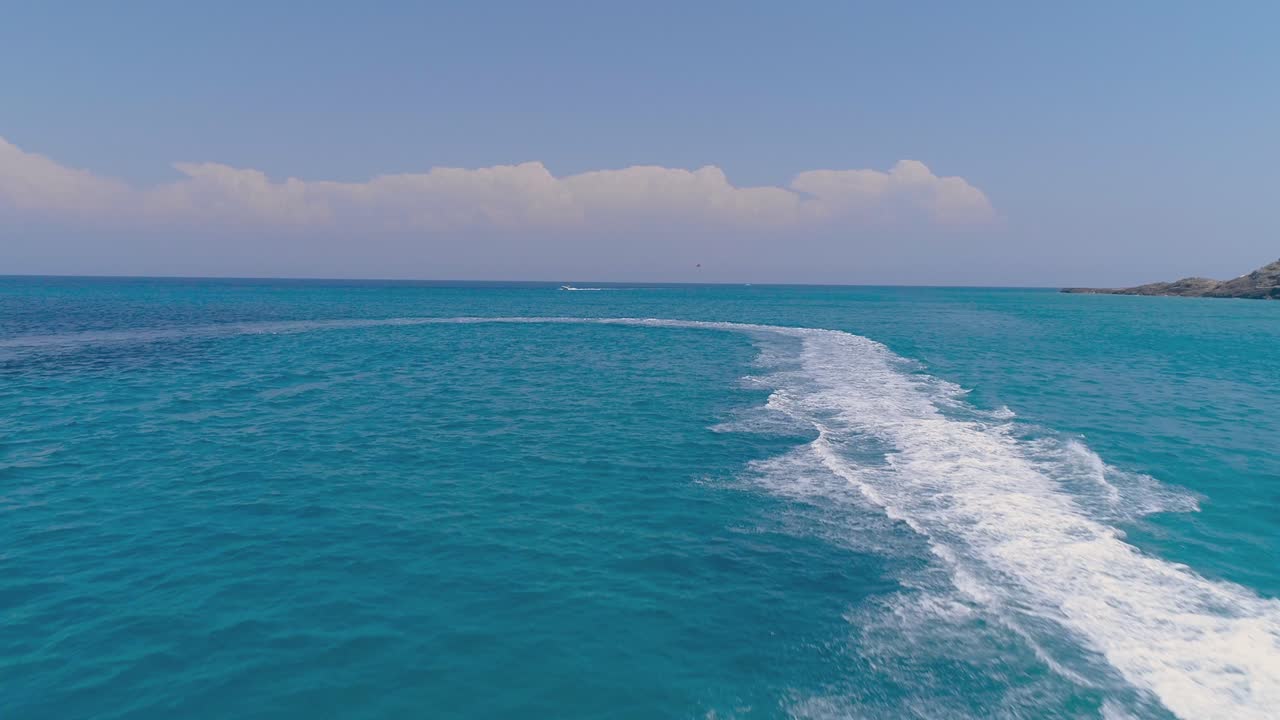 푸른 바다 물에서 제트 스키 놀이