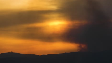 el fuego de thomas arde al atardecer en las colinas de ojai california
