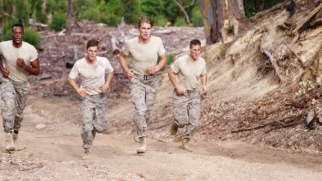 soldados militares corriendo en el campamento de entrenamiento 4k