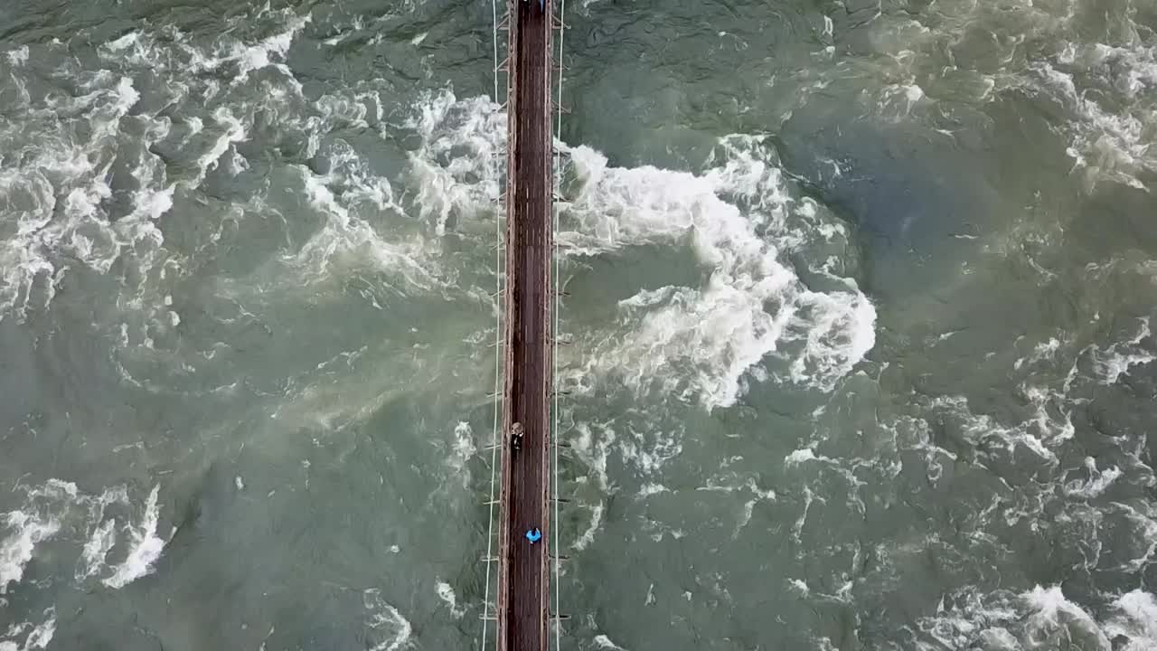 급류가 흐르는 워싱턴의 스포케인 강 위의 다리에 있는 사람들 - 공중 최고 전망