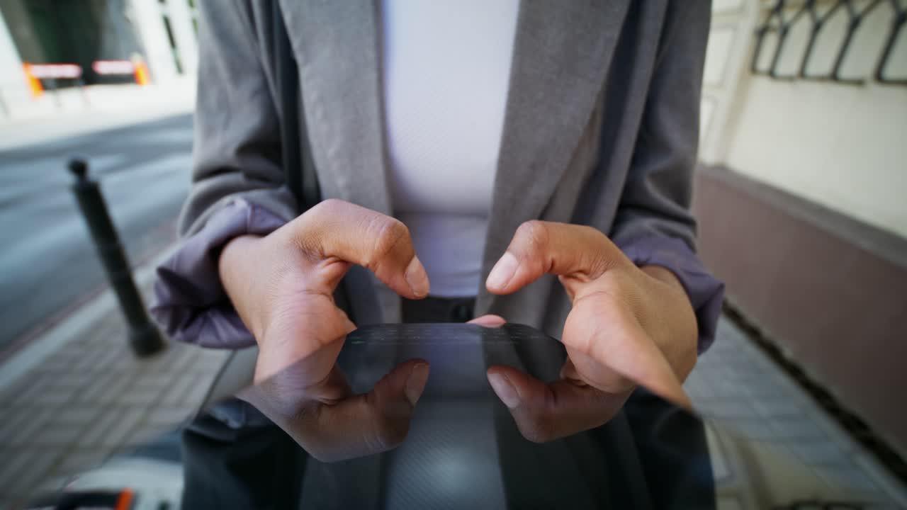 屋外でスマホを使う女性