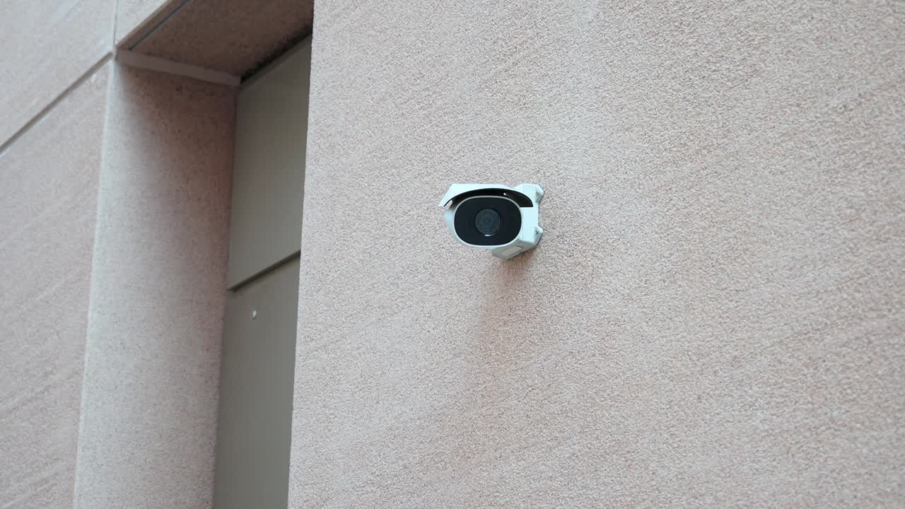 cámara de seguridad al aire libre en la pared del edificio