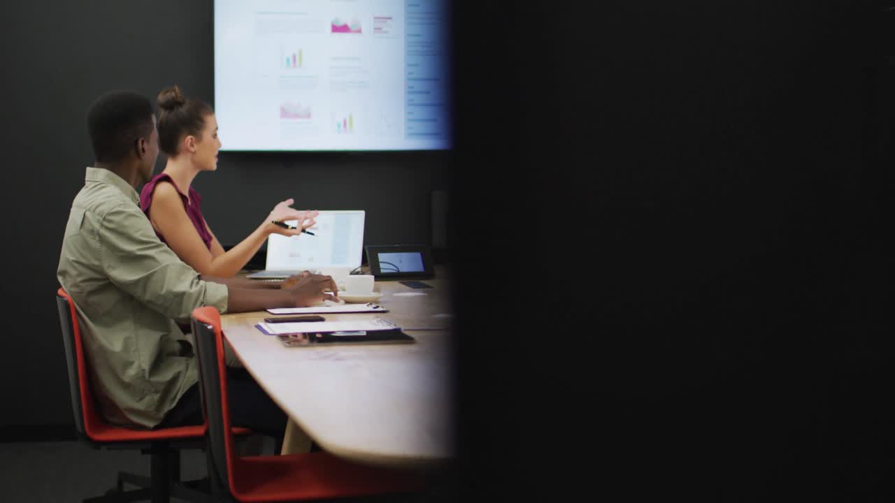 diversas personas de negocios felices discutiendo el trabajo durante una reunión en la oficina