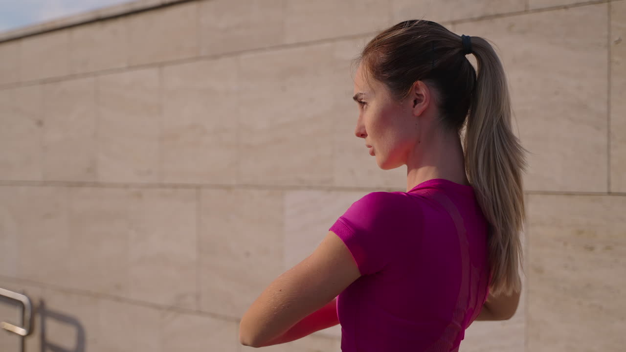 mujer practicando yoga al aire libre