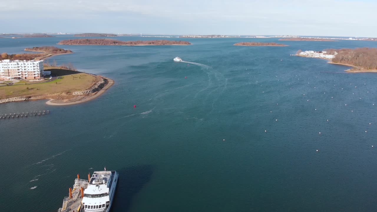 보스턴을 향해 운전하는 hingham mbta 통근 페리 보트의 주간 공중 후퇴